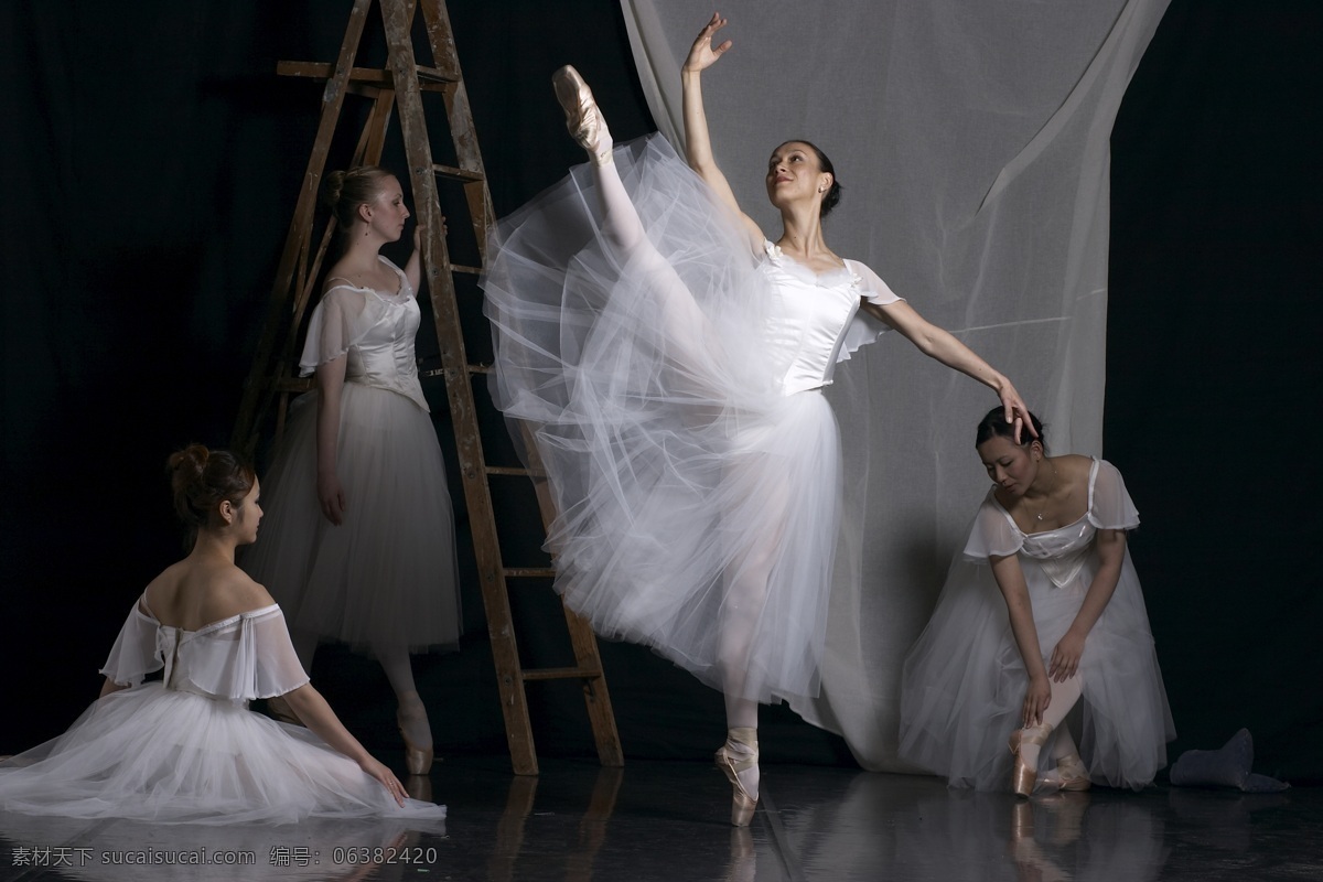 舞蹈人物 舞者 舞蹈 舞姿 舞鞋 室内 地板 西方 女性 艺术 光影 芭蕾 特写 高雅 优雅 白衣 ballet 舞蹈音乐 文化艺术