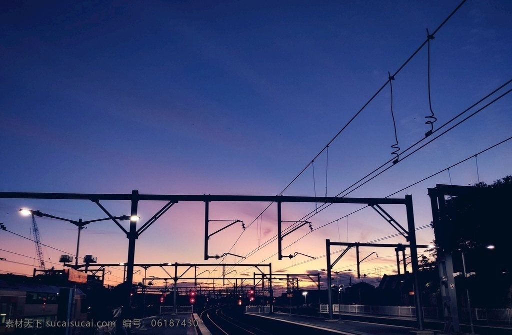 铁路夜景图片 铁路 夜景 天空 电线 黄昏 蓝色 背景 写真 旅游摄影 国内旅游