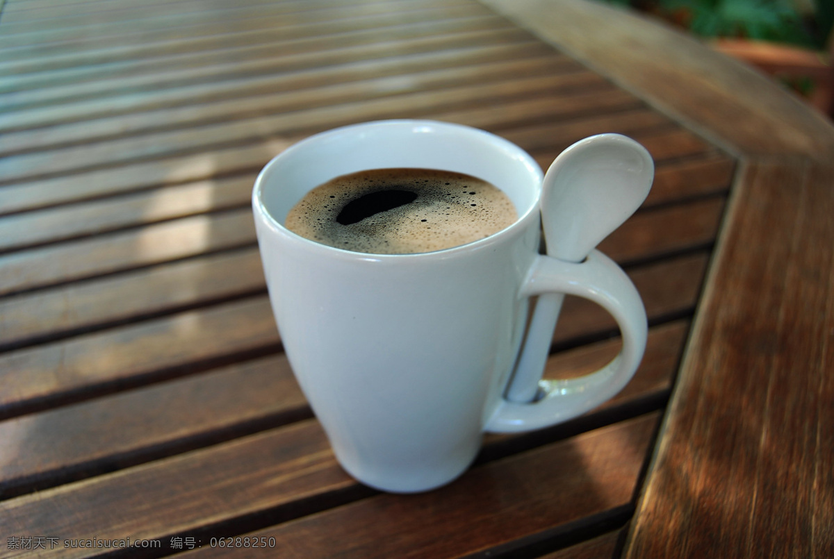 杯子 餐具厨具 餐饮美食 茶杯 茶具 花瓶 咖啡杯 白色 带 勺 马克杯 杯具 放在 木桌 上 时尚家居 装饰摆件 矢量图 日常生活