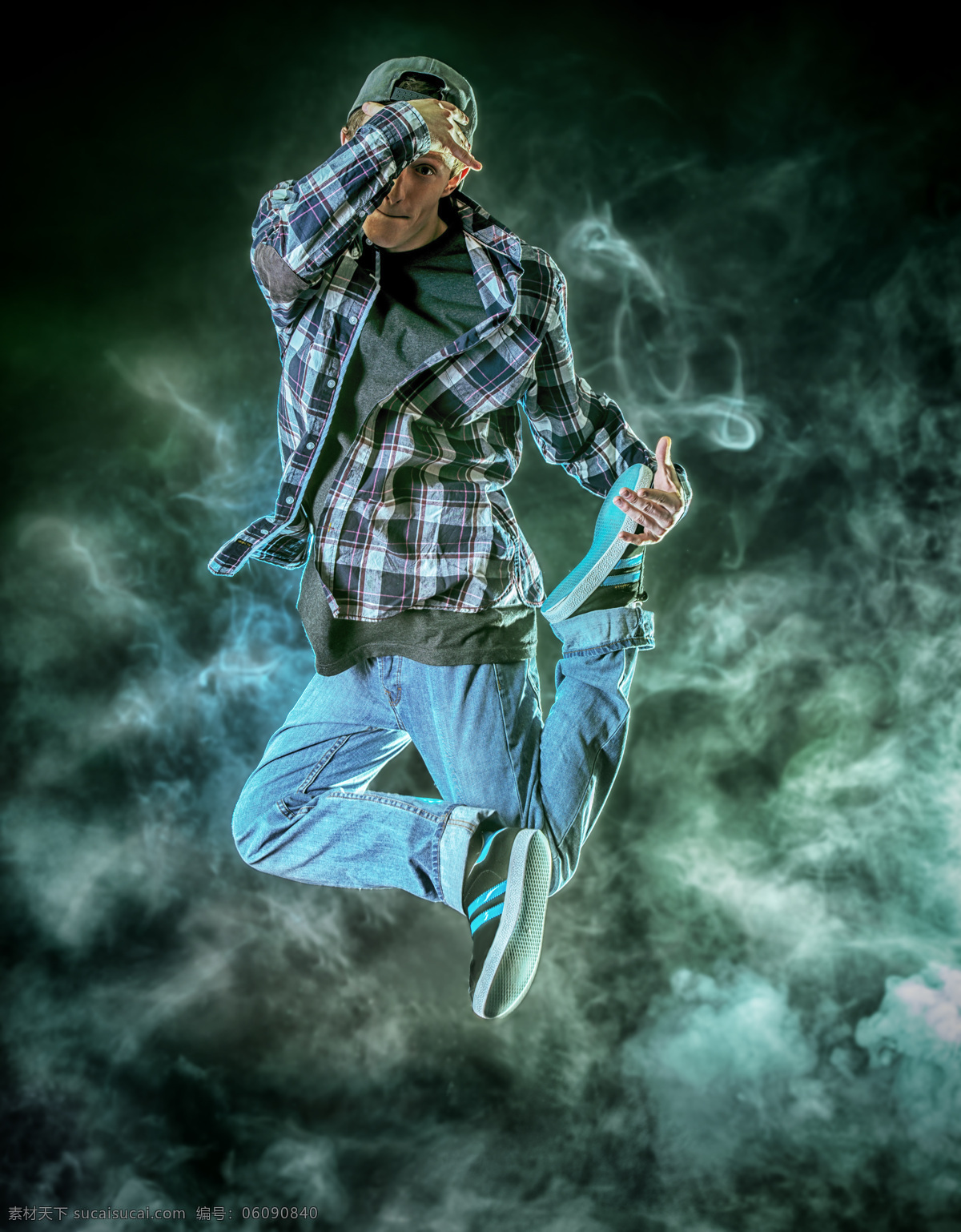 跳跃 男舞者 烟雾背景 街舞 嘻哈 舞蹈 舞者 男人 男孩 其他人物 人物图片