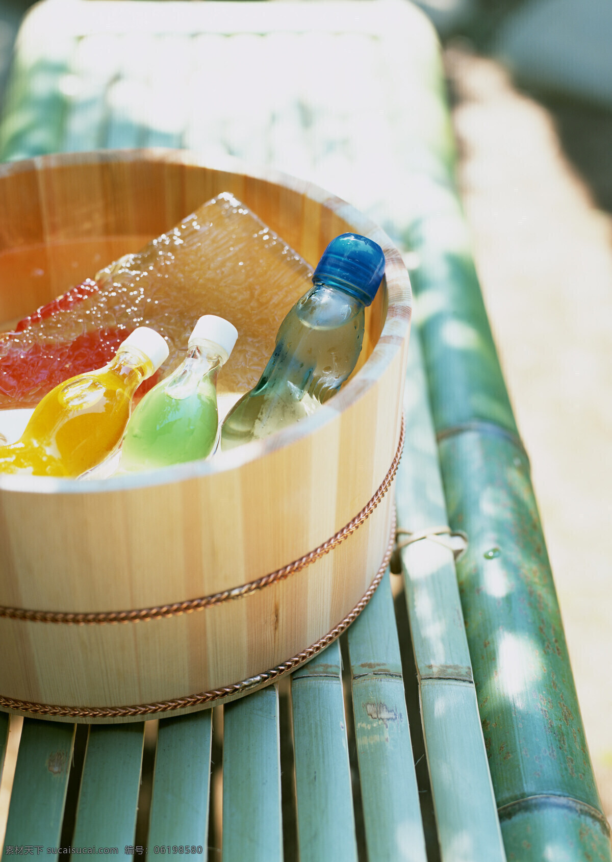 夏日 物语 木桶 摄影图库 生活百科 夏 饮料 娱乐休闲 夏日物语 psd源文件 餐饮素材