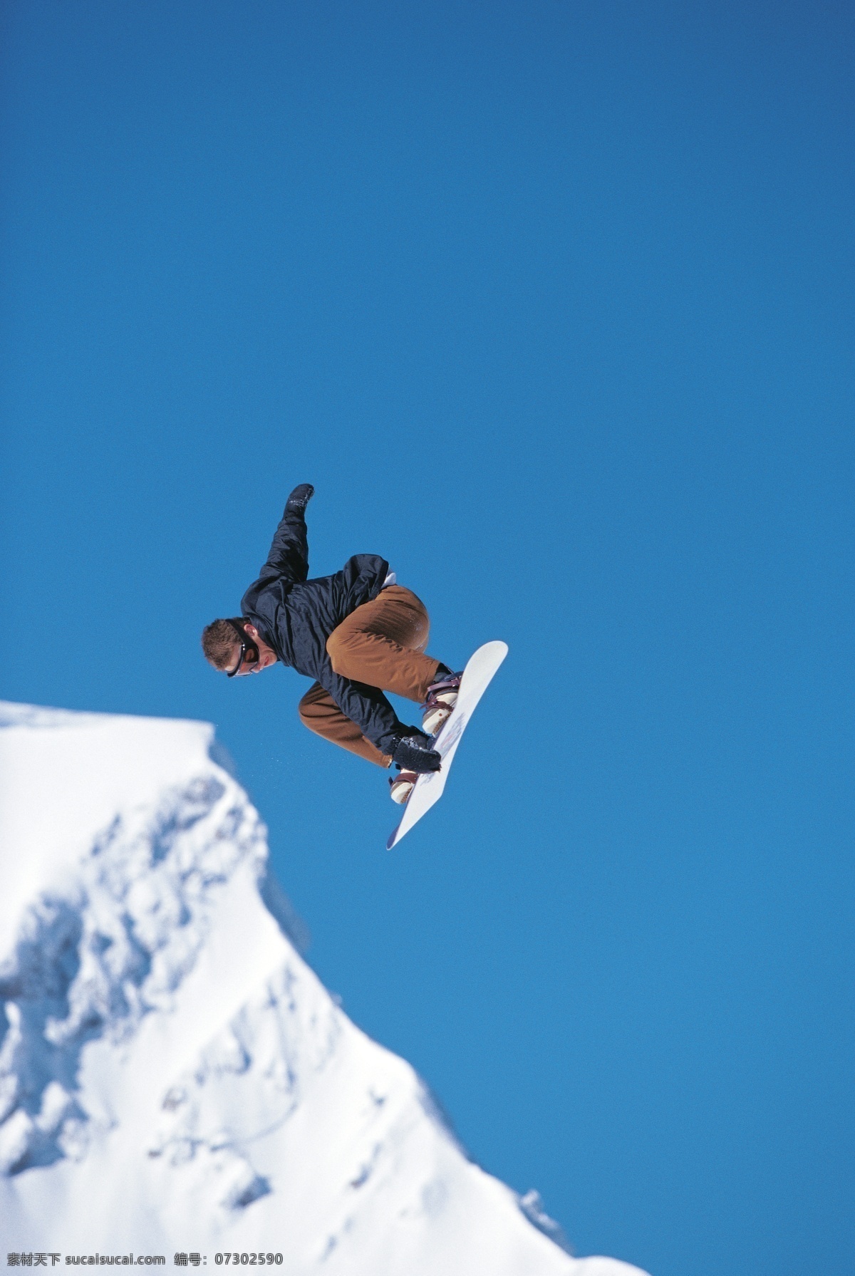 腾空 跳跃 滑雪 运动员 雪地运动 划雪运动 极限运动 体育项目 飞跃 运动图片 生活百科 雪山 风景 摄影图片 高清图片 滑雪图片