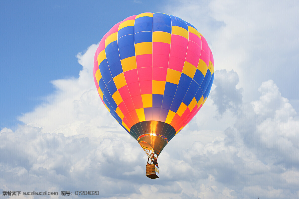 蓝天 里 彩色 热气球 彩色热气球 白云 飞翔的热气球 其他类别 生活百科 蓝色