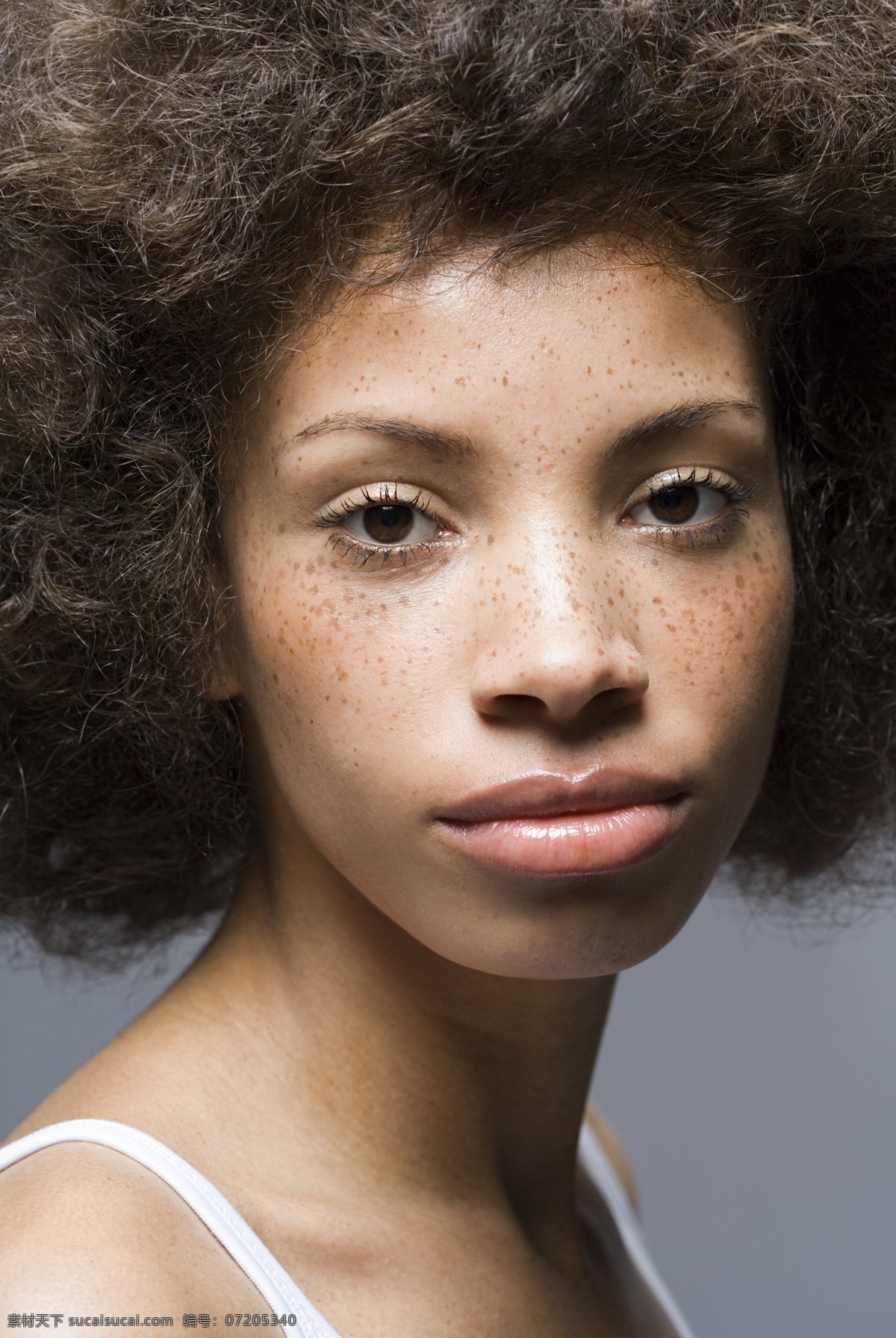 卷发 黑人 女性 面部 特写 美女 成人 妇女 欧洲美女 欧美 非洲 黑人女性 面部特写 斑点 烫发 爆炸式 发型 发型设计 造型 美容美发 高清图片 美女图片 人物图片
