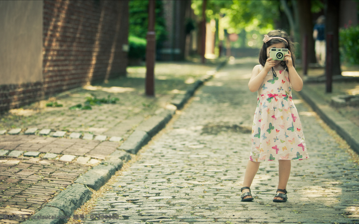 拍照 可爱 小女孩 外国儿童 小孩 夏天的小女孩 夏季 数码相机 儿童图片 人物图片