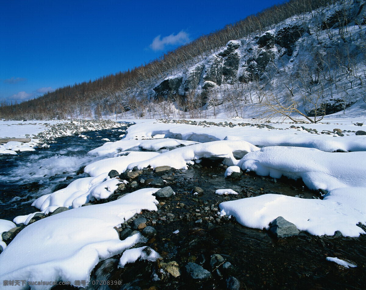 雪山 流水 景观 天空 蓝天 高山 岩石 峭壁 枯枝 树木 河岸 河流 河水 石头 石子 景色 高清图片 山水风景 风景图片