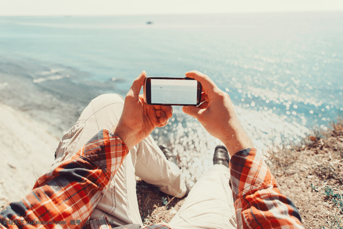 坐在 海岸 拍照 男士 手机拍照 智能手机 旅行 旅游 大海风景 海岸风景 海面风景 美丽景色 情侣图片 人物图片