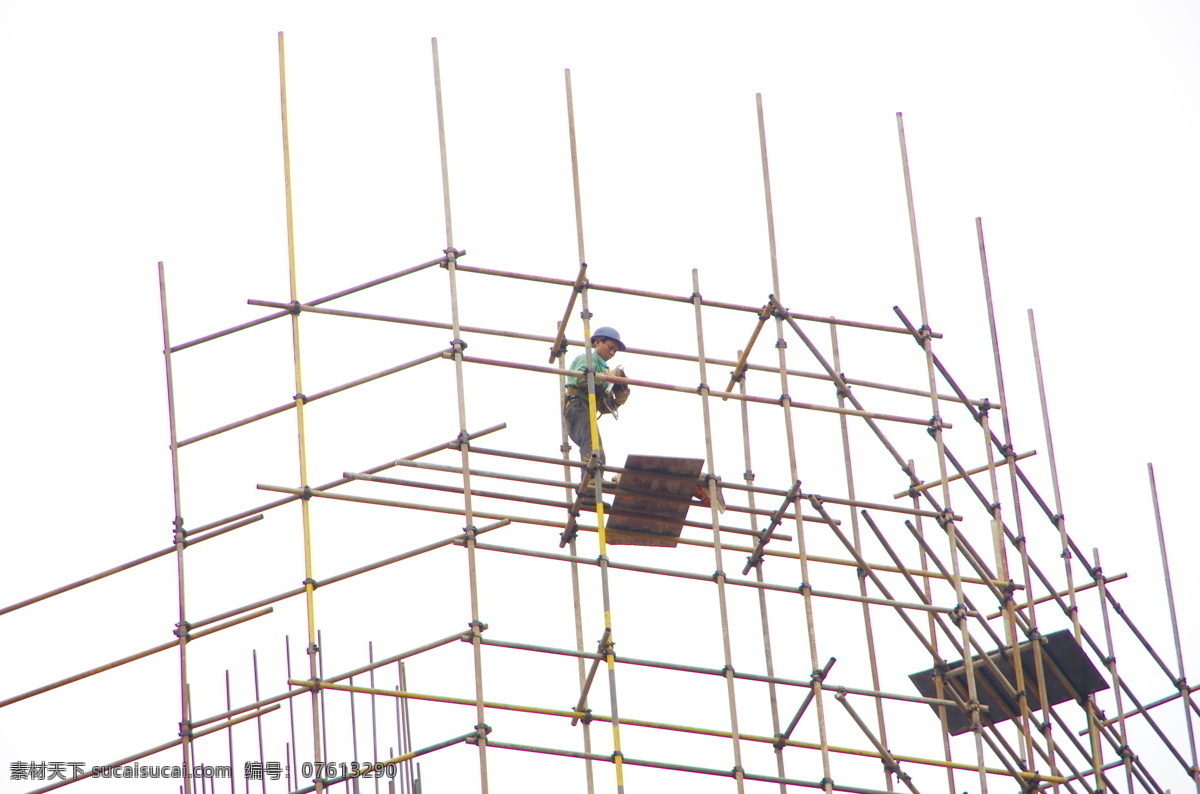 高架上的工人 高架 钢管 外架 建筑 高空作业 工人 农民工 安全 危险 建筑摄影 建筑园林