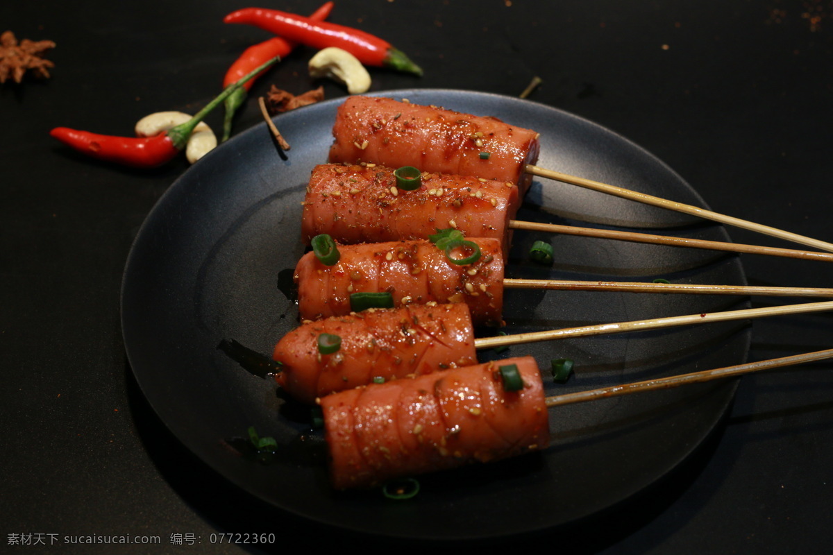 烧烤 烤串 烤肉 烧烤照片 烤肠 鸡脆骨 烧烤摄影 烤串摄影 烤串照片 竹签 盘子 餐饮美食 传统美食