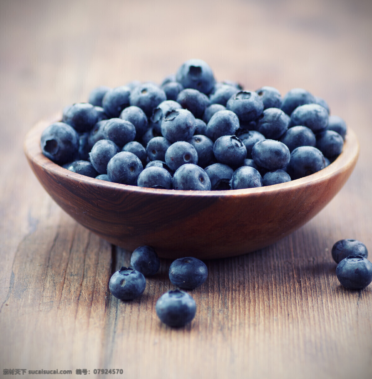 高清蓝莓 一筐蓝莓 散落的蓝莓 蓝莓 成熟蓝莓 木地板 高清 高清图片 生物世界 水果