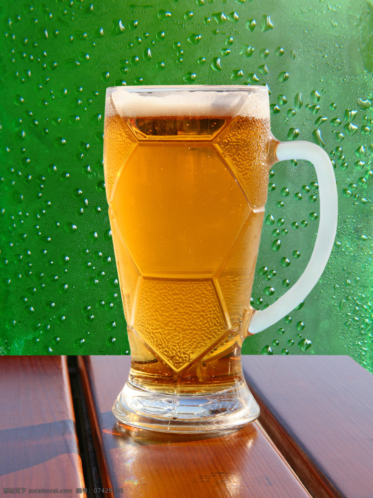 一大杯冰啤酒 冰啤酒 啤酒 美味 酒水 酒水饮料 餐饮美食 绿色