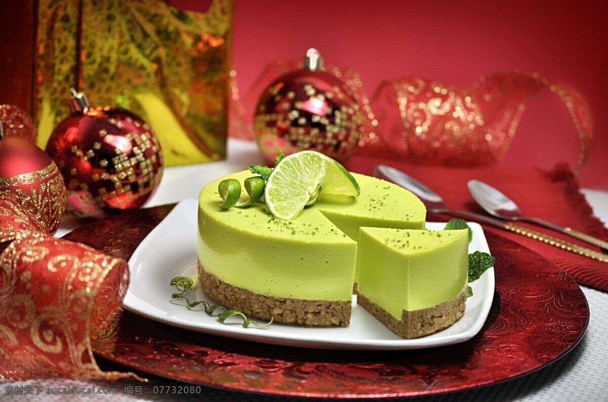 圣诞节 抹 茶 蛋糕 抹茶 糕点 美味 食物 圣诞球 绿色 红色 喜庆 节日 文化艺术 节日庆祝