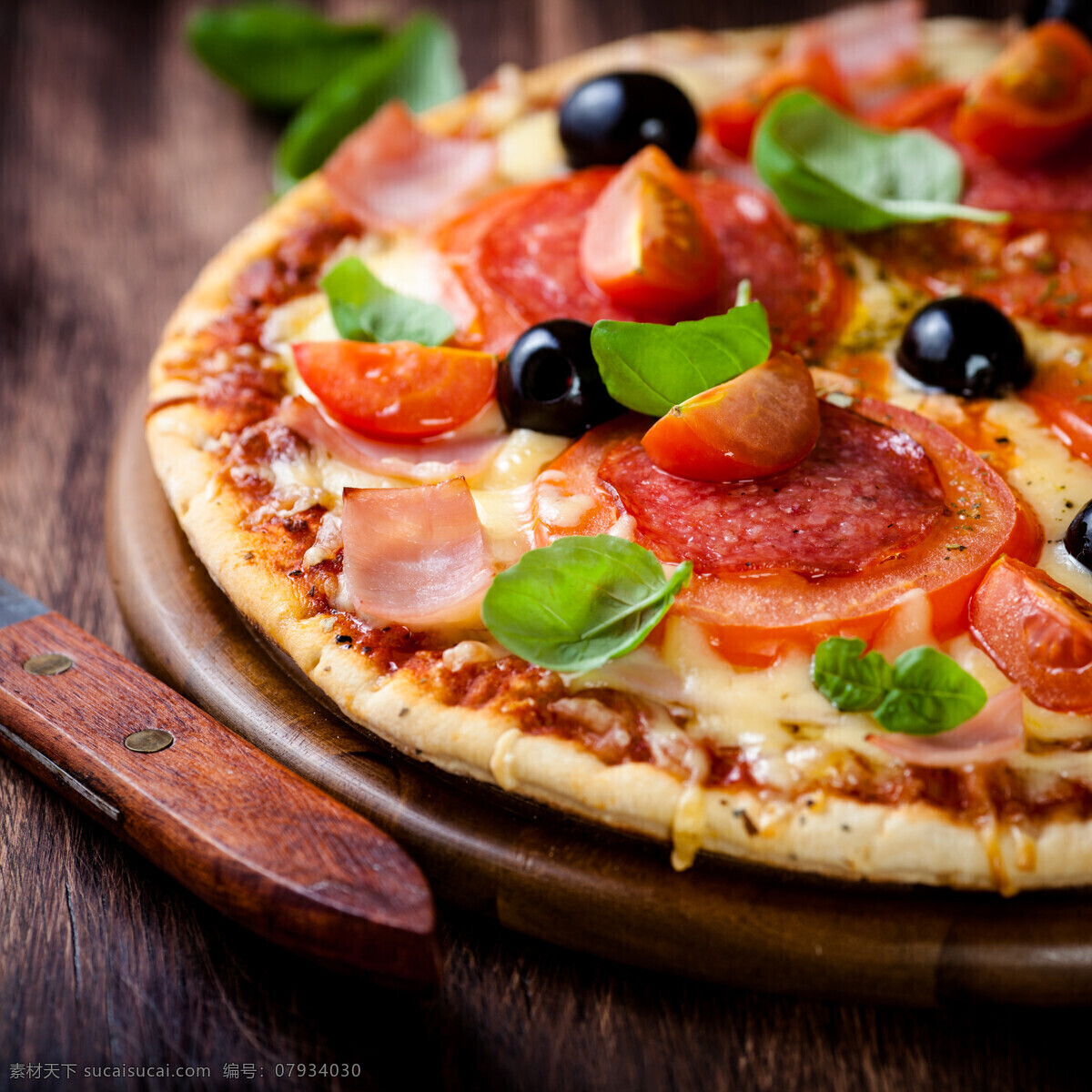 木板上的披萨 木板 披萨 披萨美食 意大利披萨 国外美食 美味 外国美食 餐饮美食 黑色