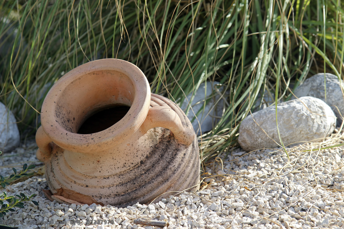 埋 地里 陶罐 陶瓷 瓷器 陶瓷工艺品 传统工艺品 文化艺术 野外 草 石头 砂砾 其他类别 生活百科 灰色