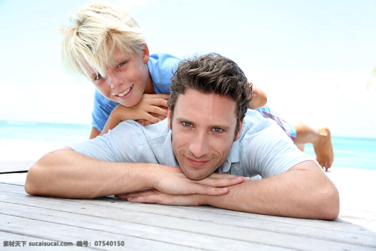 小 男孩 趴在 爸爸 身上 大海 海滩 温馨 幸福 家庭 一家人 小男孩 大人小孩 男人 生活人物 人物图片