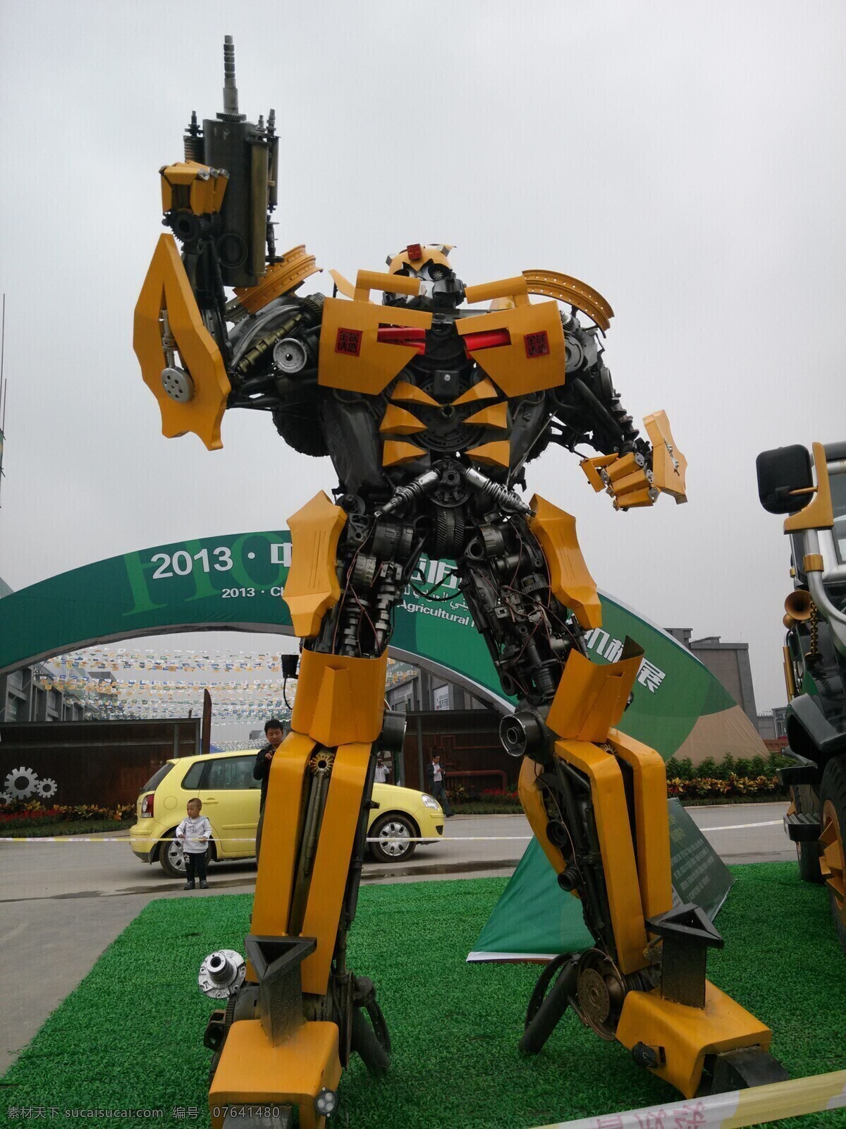 大黄 峰 机器人 大黄蜂 科学研究 现代科技 大黄峰机器人 悍马车 机器人和悍马 站立的大黄蜂 矢量图