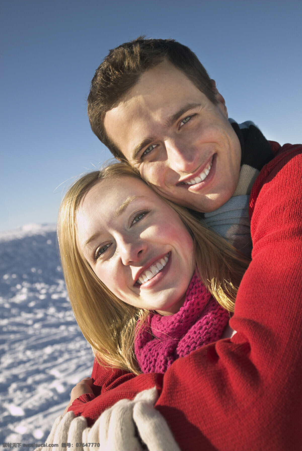 搂 一块 幸福 情侣 搂着 雪地 外国人物 冬天 生活人物 人物图片