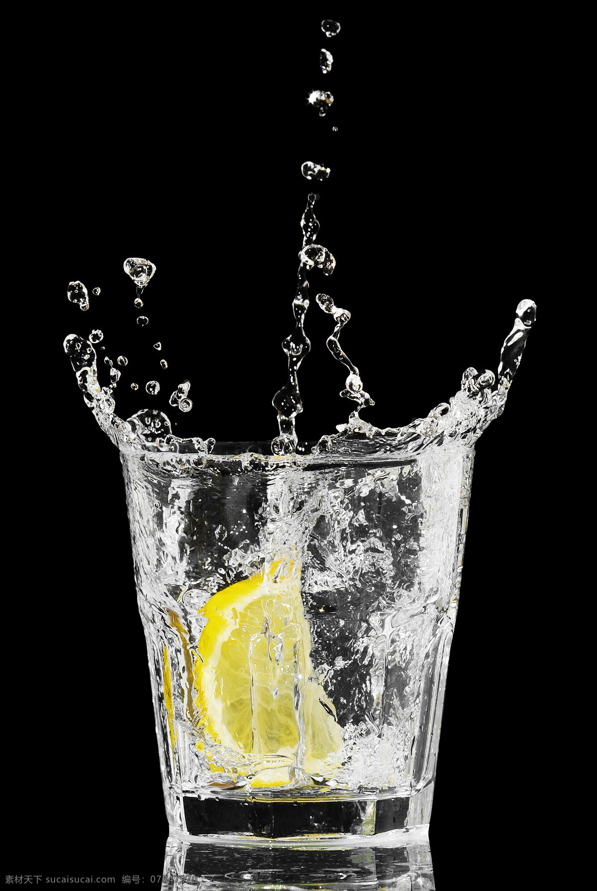 飞溅 柠檬水 飞溅的柠檬水 一杯 冰镇 柠檬茶 饮料 冰块 酒水饮料 餐饮美食 饮料图片