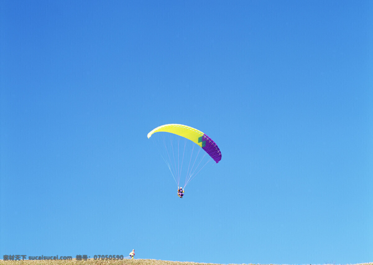 飞行在蓝天上 蓝天 飞行伞 自然景观 自然风景 自然生活 摄影图库
