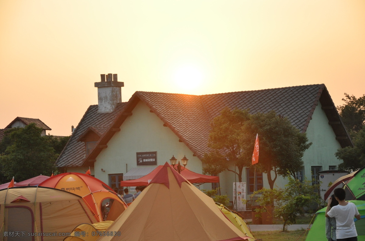 夕阳 下 村 屋 帐篷 村屋 草地 迷笛 音乐节搭帐篷 音乐节 旅游摄影 国内旅游