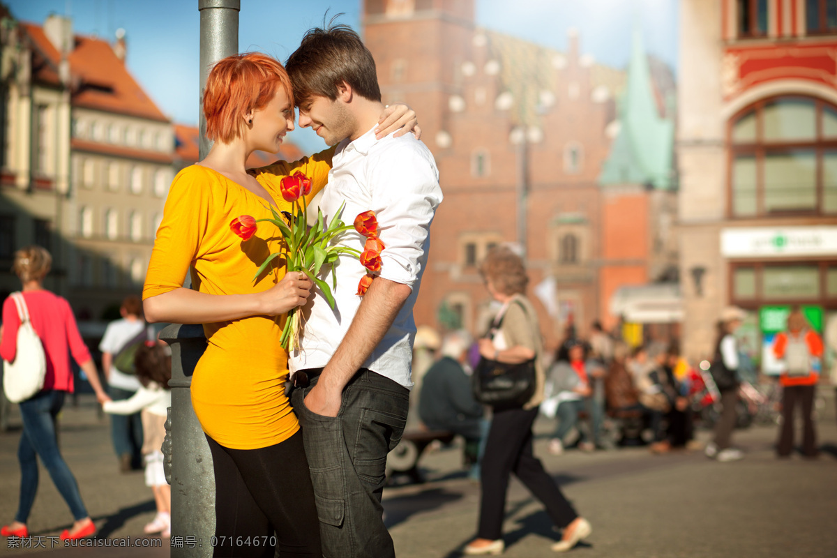 街头 亲昵 情侣 人物 街拍 幸福 高兴 拍照 鲜花 郁金香 手拿鲜花 情侣图片 人物图片