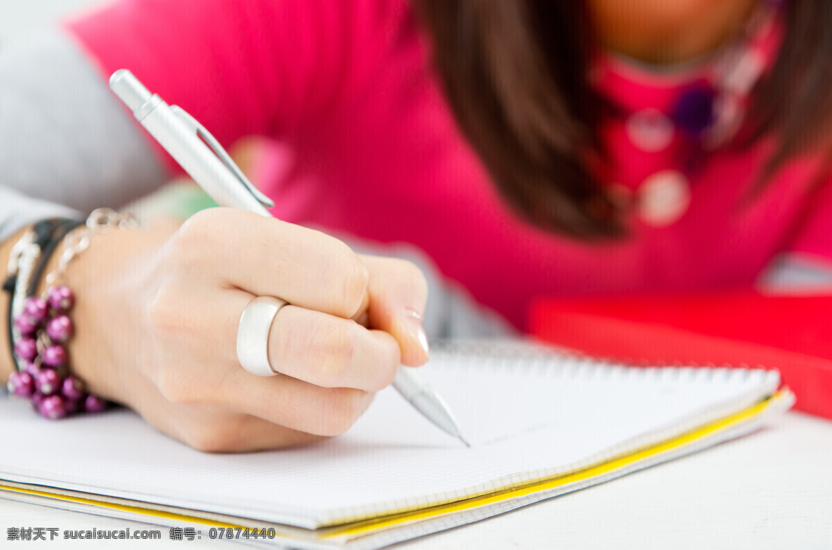 正在 上 写字 笔 圆珠笔 自动铅笔 日记本 戒指 学习 学生 上课 笔记 办公学习 生活百科 红色