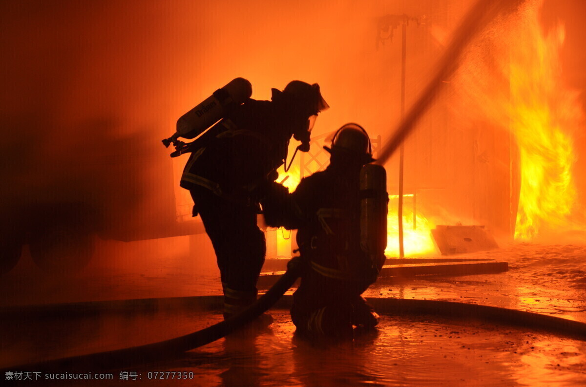 消防队员 正在 喷水 救火 水 水管 大火 着火 消防兵 灭火器 职业人物 商务人士 人物图片
