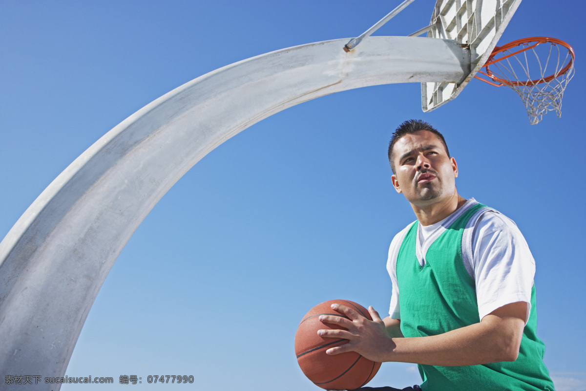 篮球 男人 运动 户外运动 打篮球 运球 篮球架 天空 空旷 安静 生活人物 人物图片