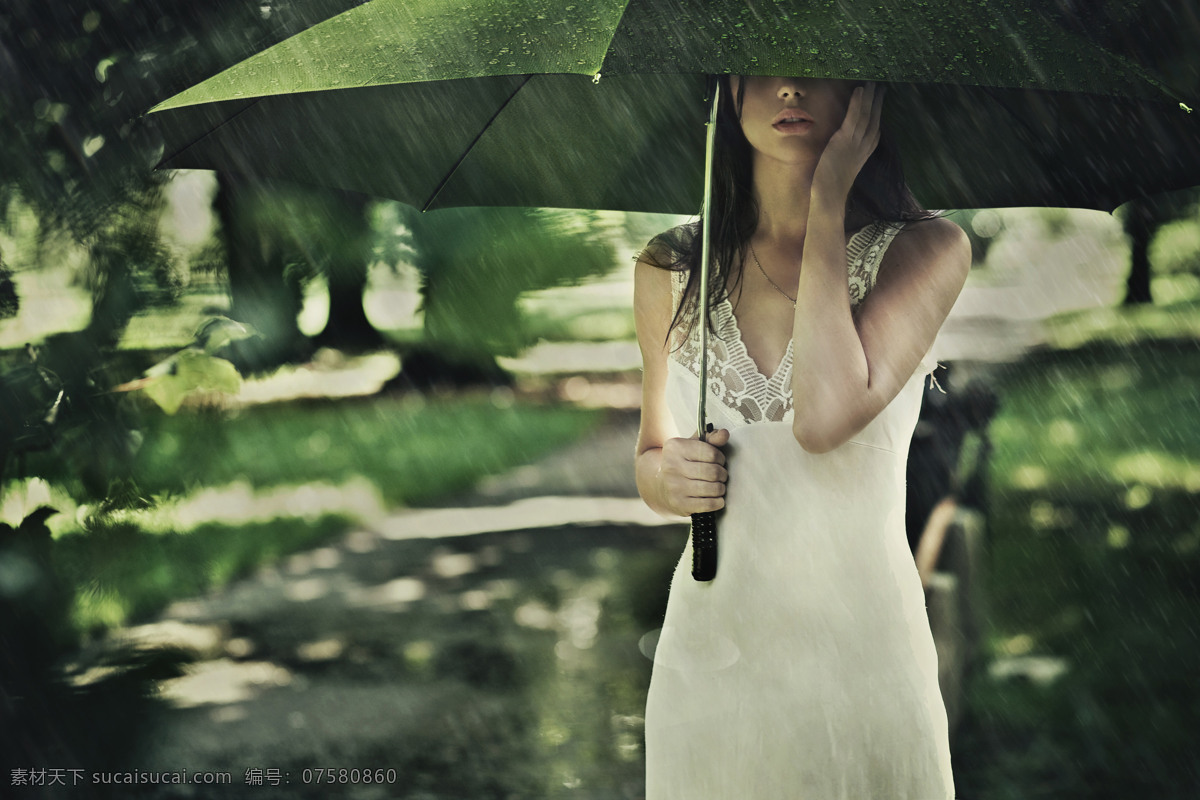 雨中少女 雨伞 浪漫 非主流 美女 模特 写真 夏天 吊带 魅力女人 女性女人 人物图库