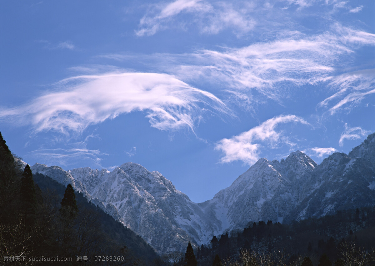 雄伟 高山 山脉 山峦 高大 连绵不绝 山峰 辽阔 雪山 天空 白云 山水风景 风景图片