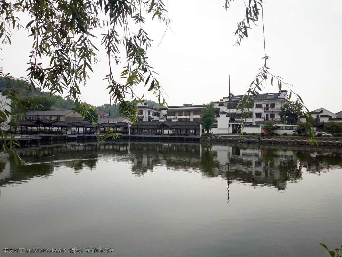 小湖景色 多云 微风 吹拂 垂丝 杨柳 平静 湖面 湖岸 走廊 飞檐 红灯结彩 古韵 十足 三四层 白墙 楼房 人文 景色 人文作品 旅游摄影 国内旅游