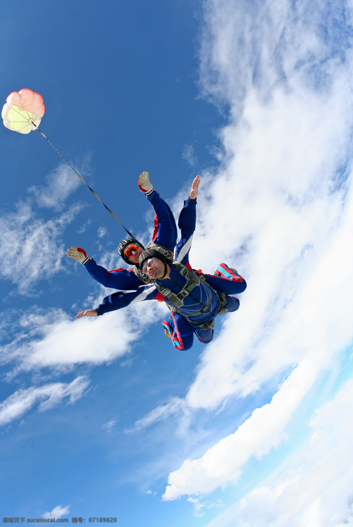 两个 一起 跳伞 人 人物 运动员 极限运动 体育运动 生活百科