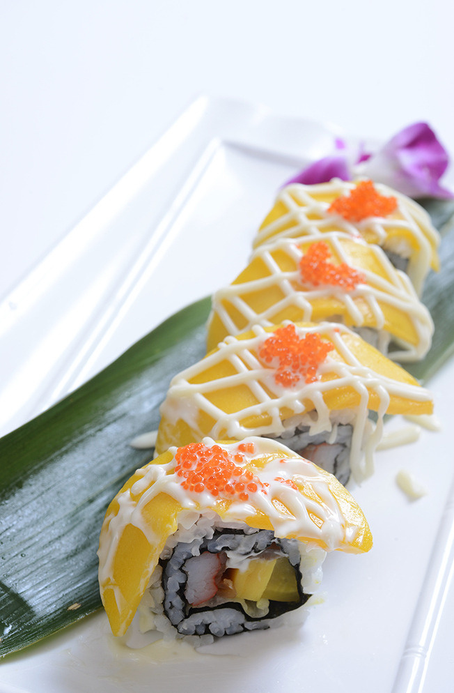 芒果加州卷 寿司 芒果 创意卷物 鱼籽 餐饮美食