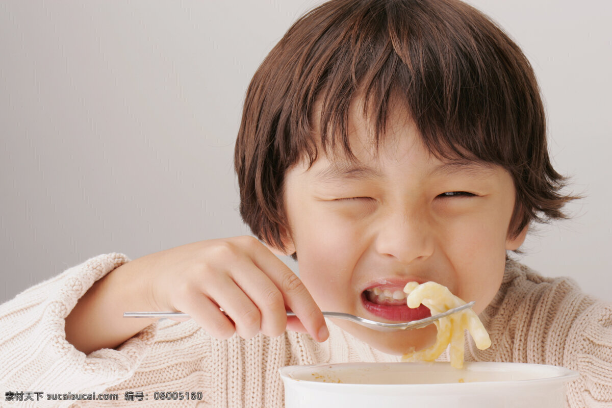 吃 鸡 爪 小 男孩 美食 美味 好味道 可爱 儿童 孩子 小男孩 鸡爪 生活人物 人物图片
