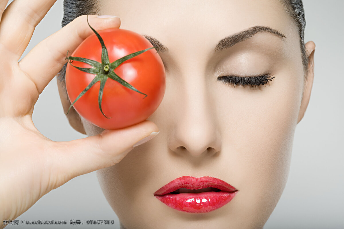 番茄 遮 眼睛 美女图片 美女 女人 欧美 艳丽 红色 嘴唇 西红柿 新鲜 美味 水果 性感 创意 品尝 闭眼 海报 高清图片 人物图片