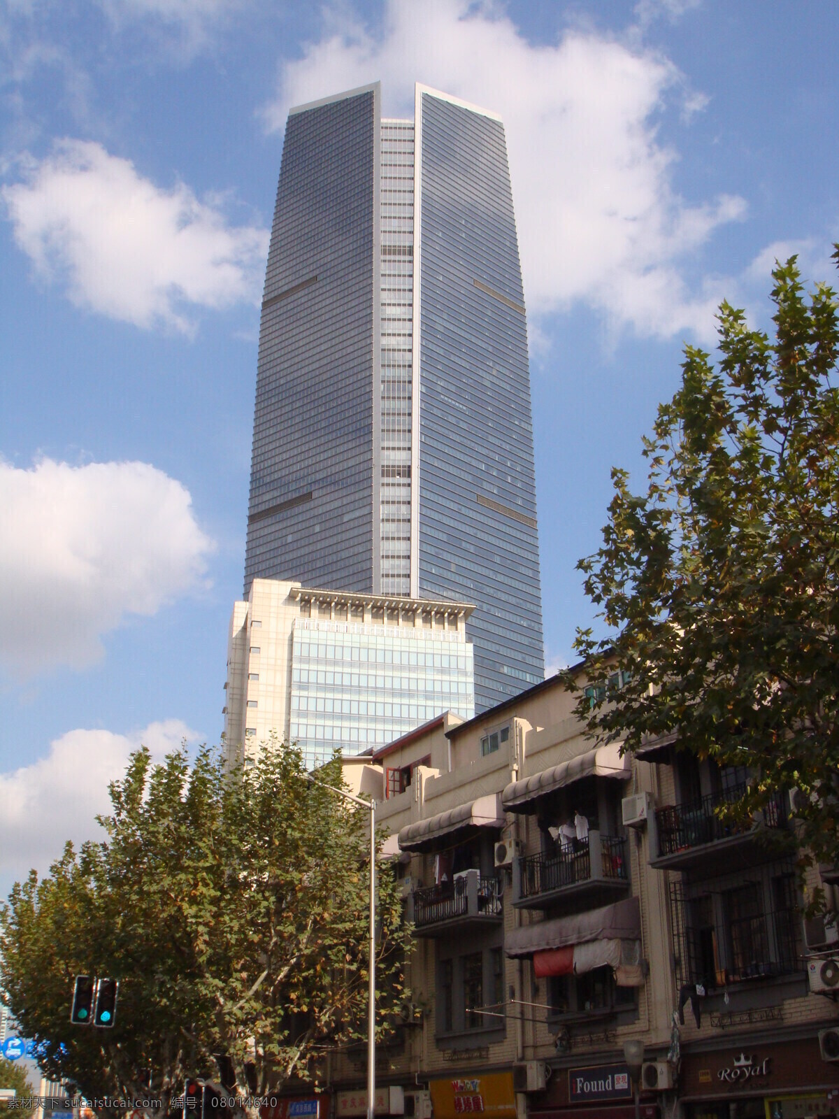 白云 高层建筑 建筑摄影 建筑园林 蓝天 路灯 绿叶 上海建筑 上海 建筑 树木 道路指挥灯 装饰素材 灯饰素材