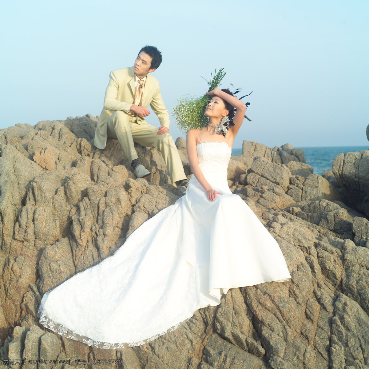 婚纱样片 海边之恋 婚纱 情人 情侣 恋人 新娘 人物 写真 海滩 天空 鲜花 蓝色 人物摄影 人物图库