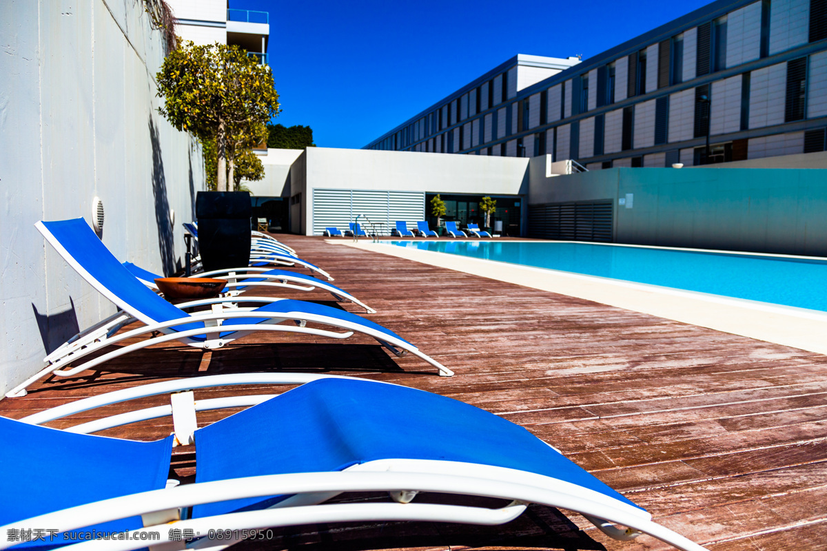 游泳池 旁边 太阳 椅 太阳椅 蓝色 建筑 水 木板 生活人物 人物图片