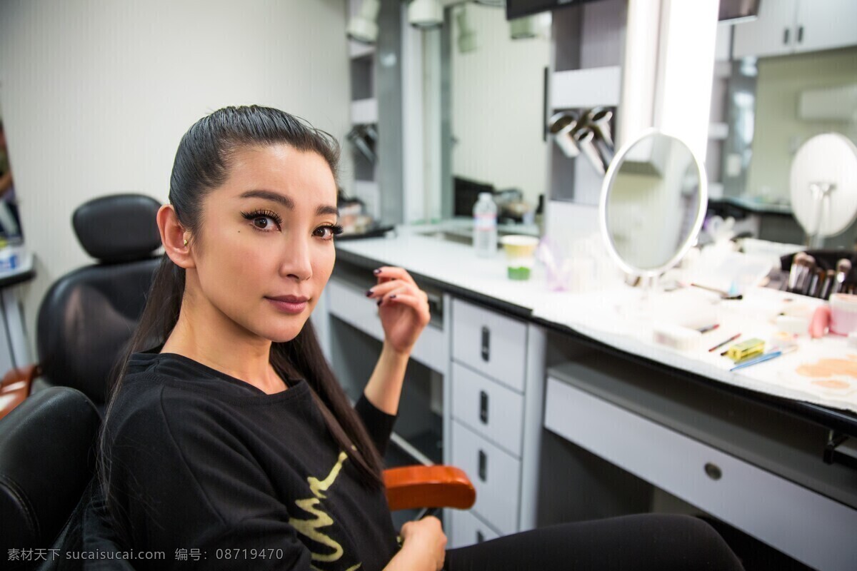 李冰冰 变形金刚4 剧照 苏月明 美女 黑衣 冷艳高贵气质 职场女性 干练 化妆间 工作照 变形金刚 李冰 冰 明星偶像 人物图库