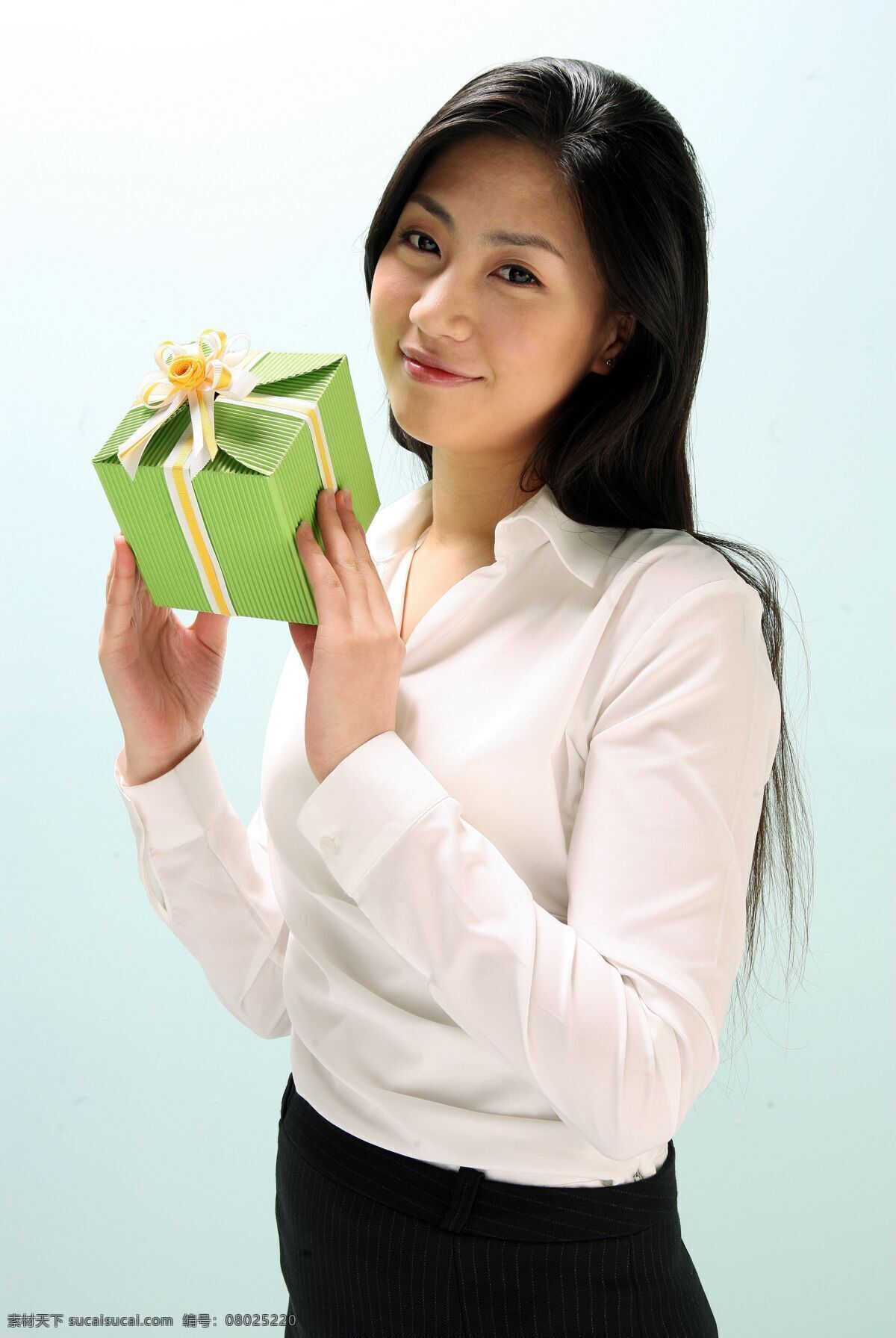 手 捧 礼物 职业女性 女性 商务女性 白领 成功女性 亚洲美女 秀发乌黑 长发 微笑 亲切 手捧 衬衫 工作制服 人物摄影 高清图片 商务人士 人物图片