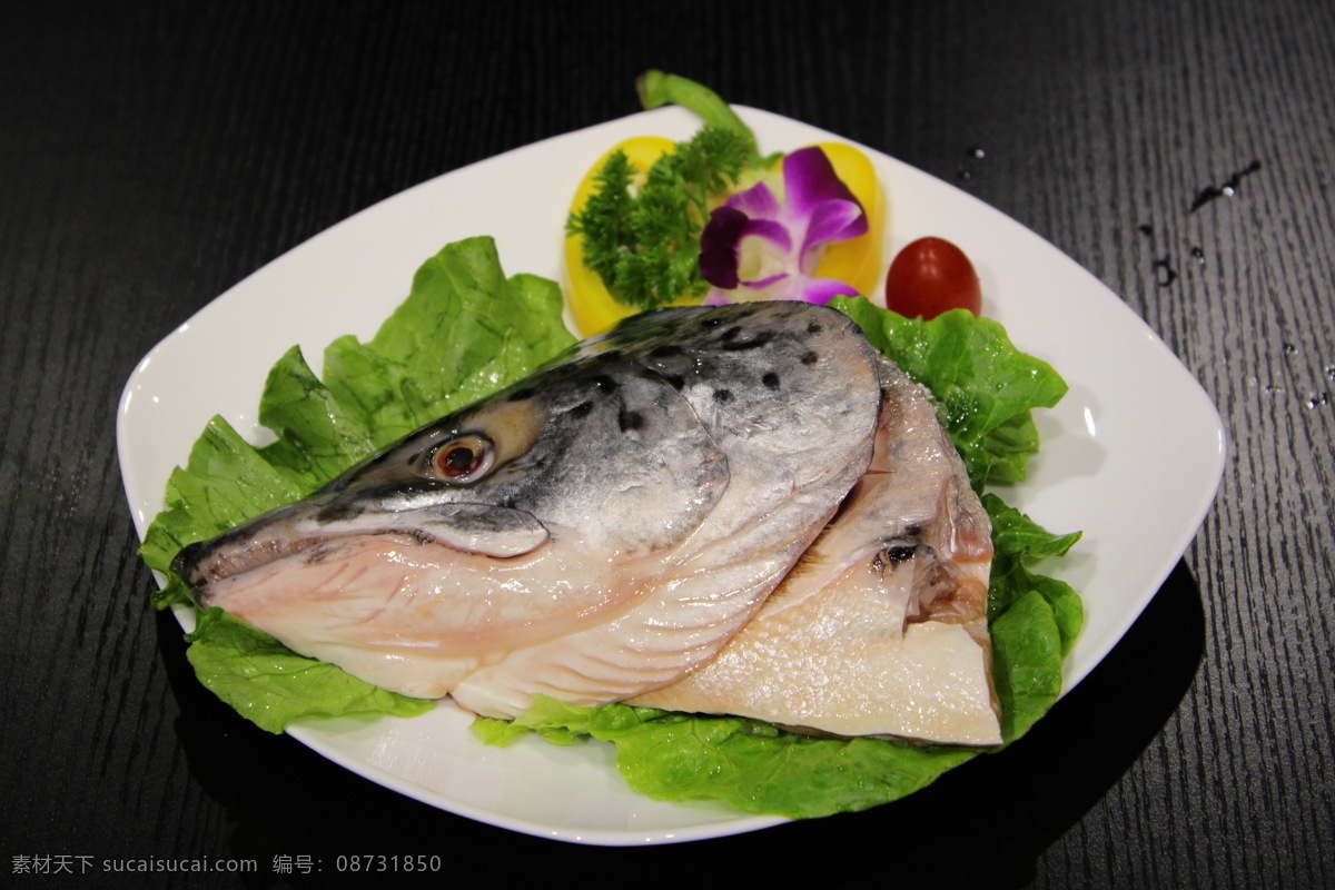 挪威三文鱼头 鱼头 三文鱼 蔬菜 白碟 生鲜 紫花 西餐美食 餐饮美食