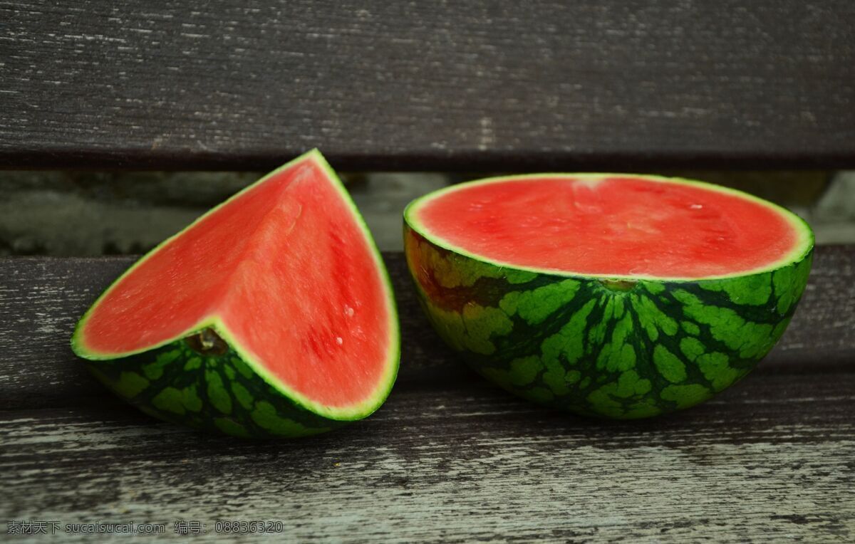 青皮西瓜 绿皮西瓜 西瓜特写 西瓜素材 西瓜图片 水果 夏季水果 西瓜背景 背景 木板 背景西瓜 新鲜西瓜 甜西瓜 生物世界