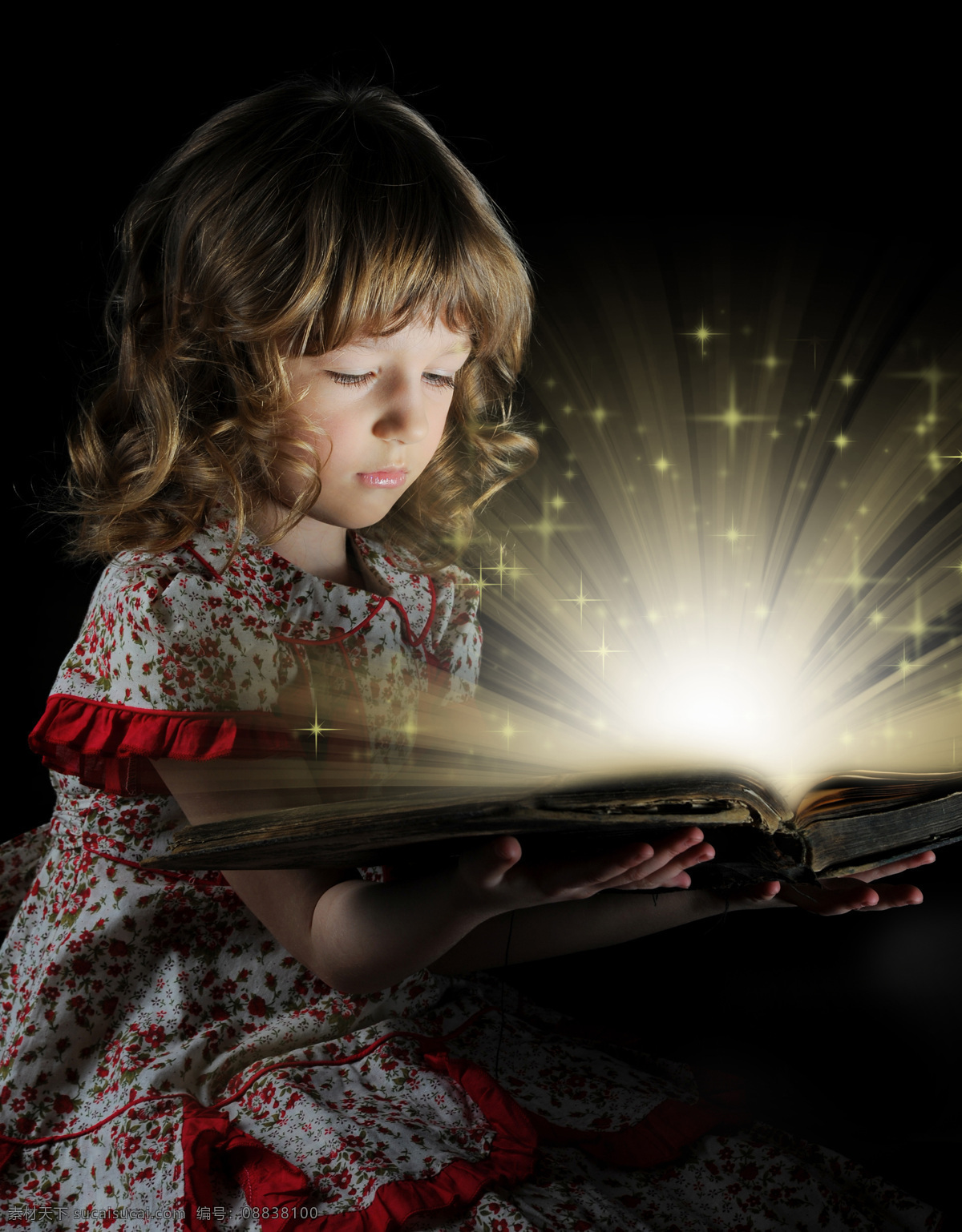 看书 小女孩 捧 书本 女孩 看书的女孩 外国儿童 梦幻光芒 发光的书本 儿童图片 人物图片