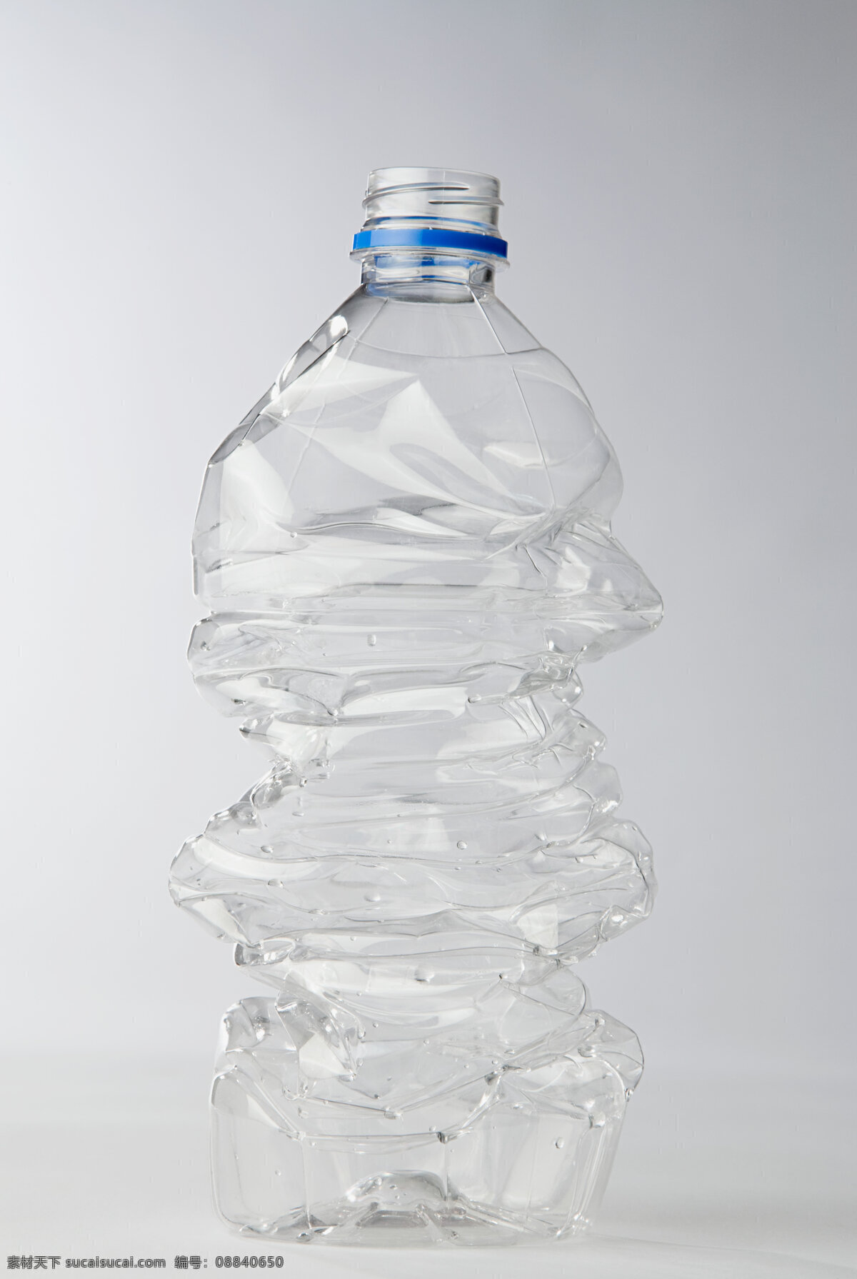 挤压 塑料 瓶子 特写 横构图 在室内 没人 环境 保护 透明 图象 空瓶子 塑料瓶子 瓶子特写 高清图片 生活用品 生活百科