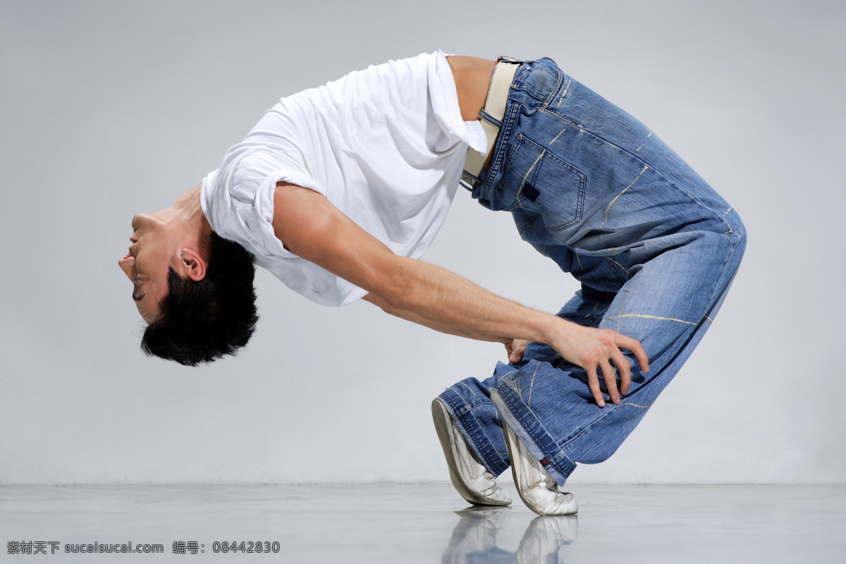 舞蹈 中 男人 时尚男人 舞蹈男人 跳舞 跳舞背景 跳舞人物 人物素材 人物背景 人物图片 摄影图图库 生活人物
