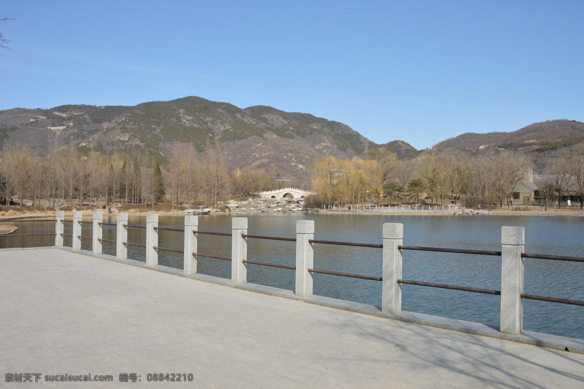 北京植物园 湖水 山峦 护栏 石桥 初春 园林景观 柳树 风景 园林摄影 绿化景观 树木 花草 湖泊 景区风光 小路 园林风景 建筑园林 园林建筑