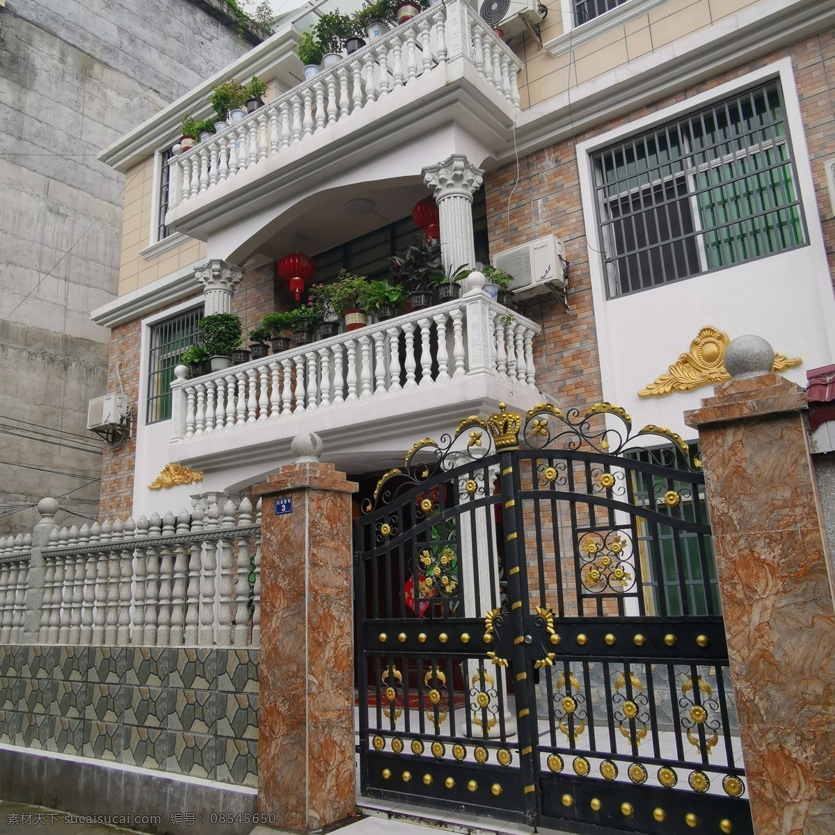 高档二层别墅 高档别墅大门 楼盘 住在 欧式洋房 窗花门 别墅门 小区大门 大门 大门口 度假村 私人别墅 乡村别墅 庭院 院子 关门 卷闸门 对开门 私人豪宅 豪宅 住所 金街旺铺 私人房 自建房 四合院 镶金大门 别墅围墙 独栋别墅 富人住所 大楼 私人住宅 阳台小楼 大庭院 家 房子 摄影图片