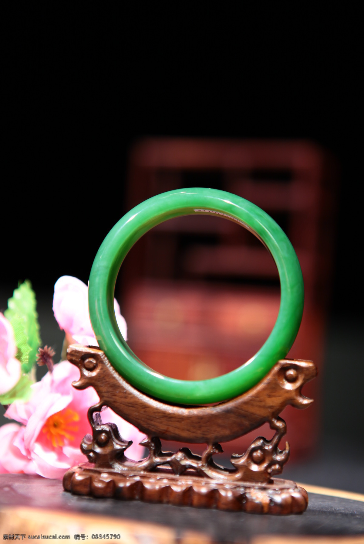 和田玉首饰 和田玉 玉器 手镯 玉镯 翠绿 白金 华贵 温润 古朴 典雅 古典 中华 传统 文化 首饰 饰品 商品展示 传统文化 文化艺术