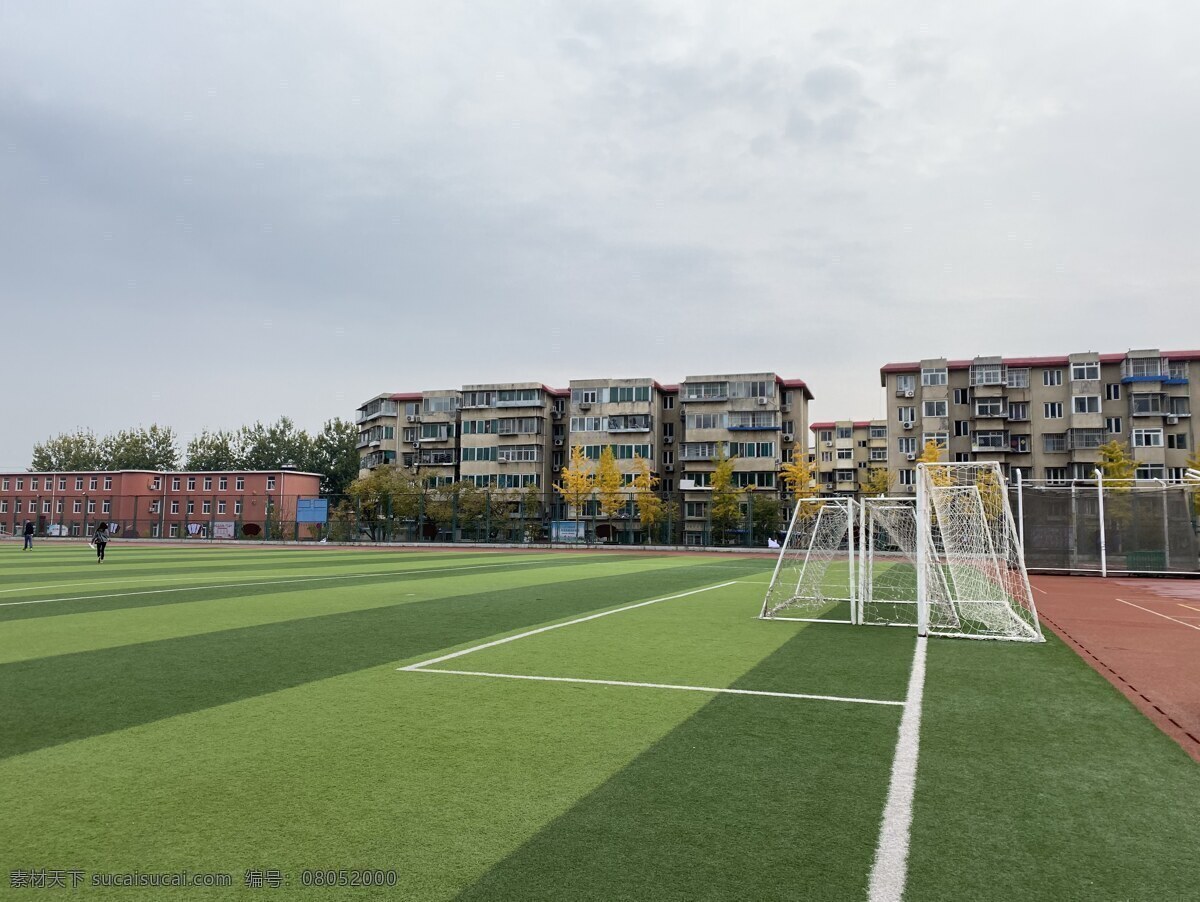 操场 草地 草坪 蓝天 校园 景色 风景 学生 足球 学校 插图 文化艺术 体育运动