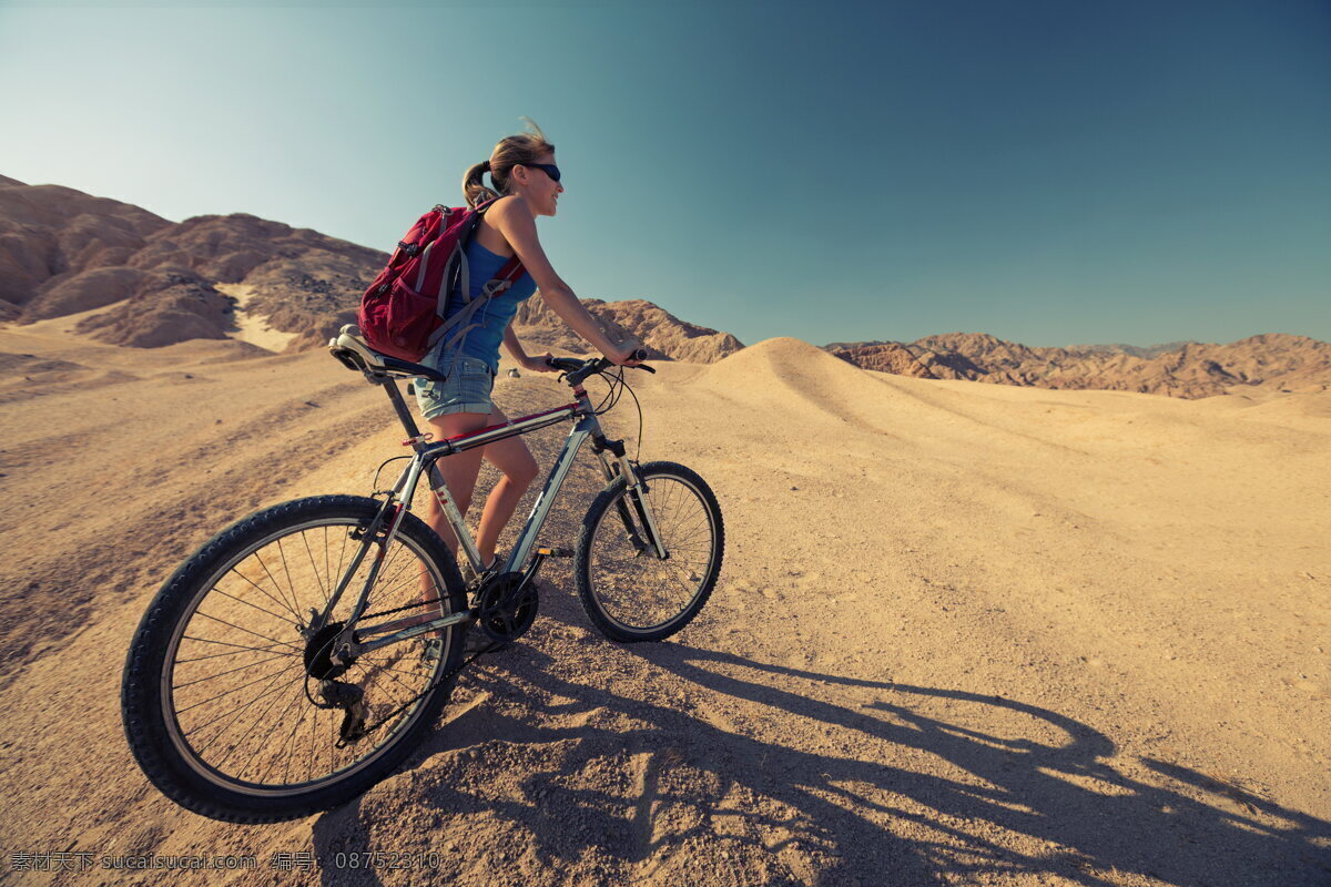 一个人去旅行 一个人 去旅行 单车 旅行 背包客 背包旅行 沙漠骑行 远足 自行车 山地车 山坡 短裤 美女 背包 山地 山丘 山石 户外运动 运动 健身 体育 健美 文化艺术 体育运动